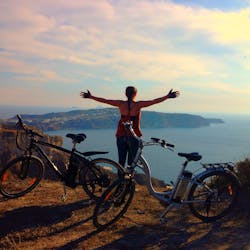 Руководствуясь e-велосипед тура в Санторини